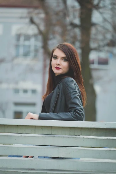 Een Mooie Blanke Vrouw Met Rode Lippenstift Leren Jas Zittend — Stockfoto