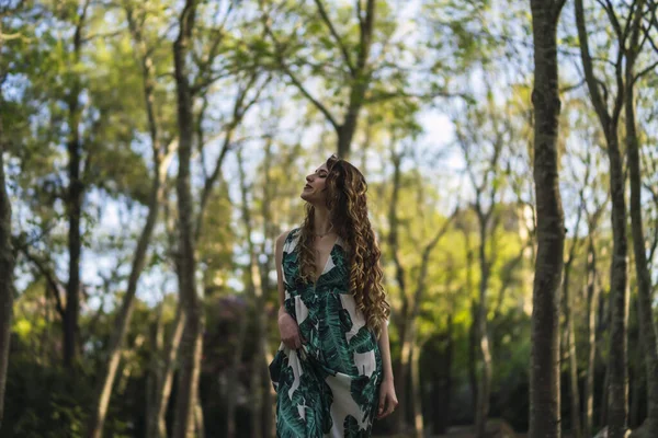 Shallow Focus Shot Beautiful Spanish Caucasian Woman Curly Hair Walking — Stock Photo, Image