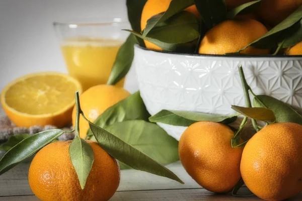 Eine Schüssel Frischer Und Reifer Mandarinen Und Ein Glas Saft — Stockfoto