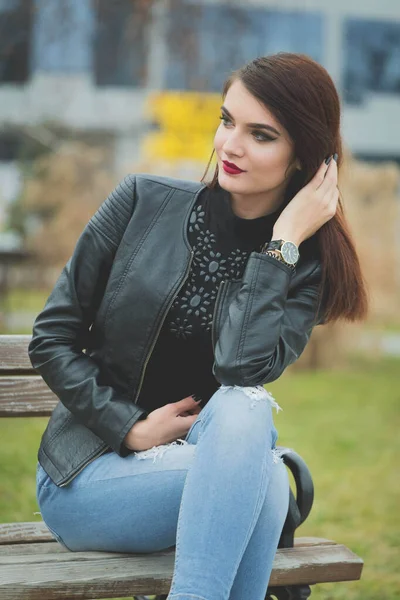 Een Verticaal Schot Van Een Jonge Brunette Vrouw Een Leren — Stockfoto