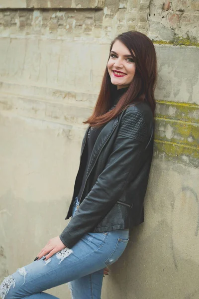 Beautiful Caucasian Female Red Lipstick Leather Coat Leaned Wall Outdoors — ストック写真