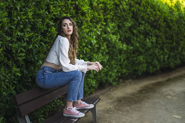 Una Foto Enfoque Superficial Una Hermosa Mujer Caucásica Española Con —  Fotos de Stock