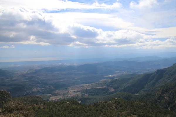 Знімок Зелених Гір Хмарами — стокове фото