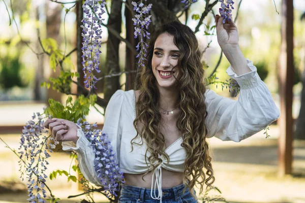 Una Mujer Caucásica España Con Una Amplia Sonrisa Posando Bajo —  Fotos de Stock