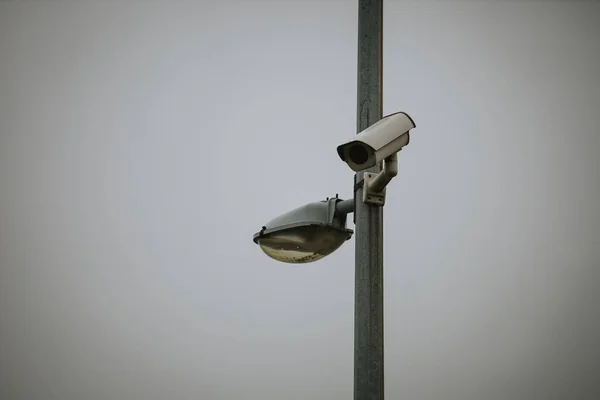 Nahaufnahme Einer Überwachungskamera Einer Straßenlaterne — Stockfoto