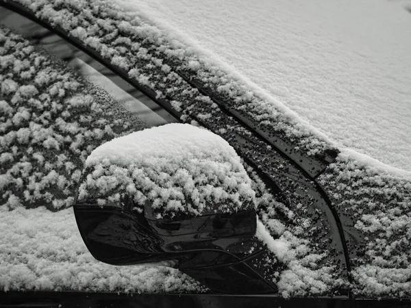 Detailní Pohled Zrcátka Auta Čelní Sklo Okna Pokrytá Sněhem — Stock fotografie