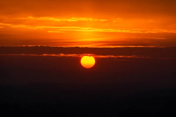 Una Puesta Sol Dorada Con Sol Ámbar Horizonte — Foto de Stock