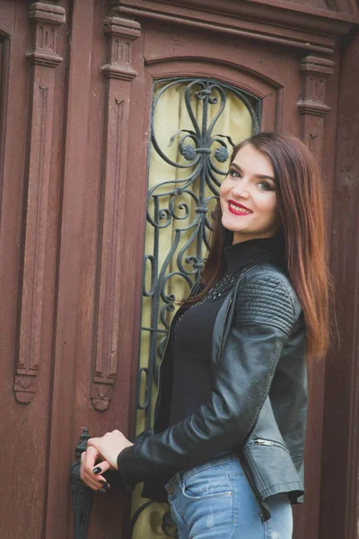 Young Caucasian Brunette Female Leather Coat Posing Front Old Door — ストック写真