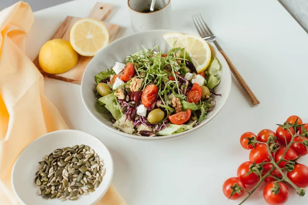 Egy Friss Salátát Más Egészséges Tápanyagokat Tartalmazó Kép Fehér Asztalon — Stock Fotó