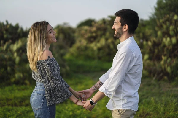 Una Feliz Pareja Joven Tomados Mano Mirándose — Foto de Stock