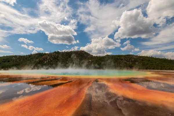 Egy Panoráma Felvétel Egy Kútról Kék Felhős Alatt Amerikai Yellowstone — Stock Fotó