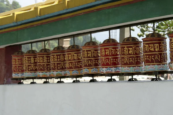 Tambores Sagrados Pintados Templo Budista São Girados Com Reverência Pelos — Fotografia de Stock