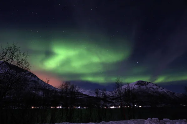 Uma Vista Milagrosa Aurora Verde Ilumina Acima Das Montanhas Perfeito — Fotografia de Stock