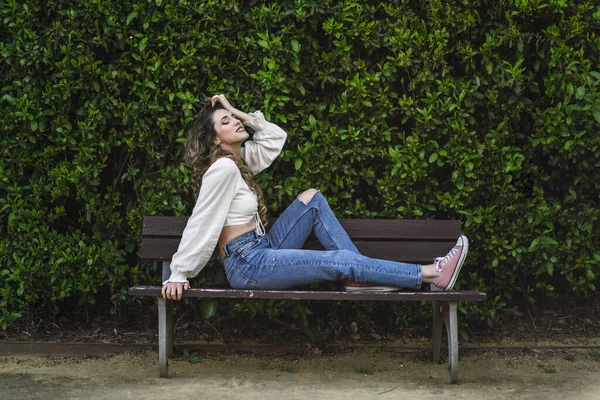 Beautiful Caucasian Woman Spain Blue Jeans Posing Bench Next Hedge — 스톡 사진