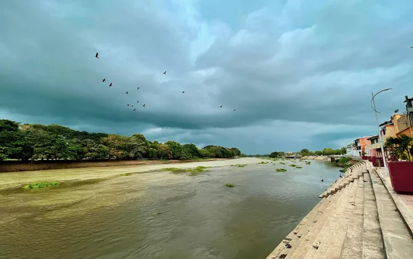 Río Entre Edificio Una Orilla Bajo Cielo Nublado — Foto de Stock