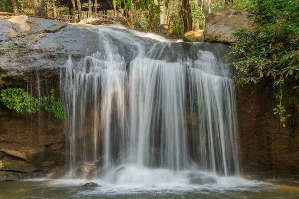 Uma Vista Panorâmica Rio Rochoso Uma Pequena Cachoeira — Fotografia de Stock