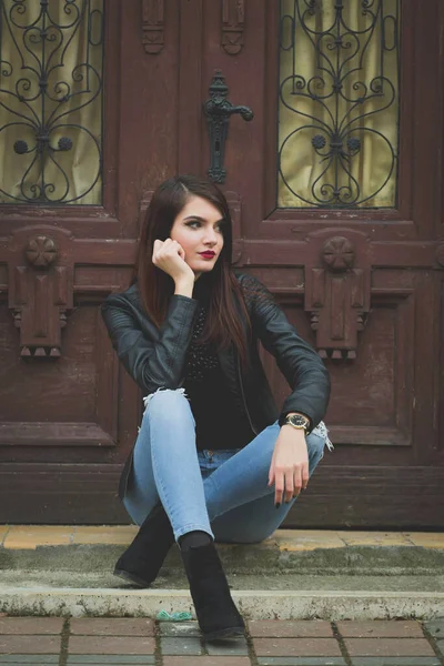 Beautiful Caucasian Female Red Lipstick Leather Coat Sitting Wooden Door — Stock Photo, Image