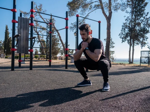 Jovem Caucasiano Espanha Treinando Calistênicos Parque Dia Ensolarado Primavera — Fotografia de Stock