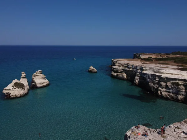 Baia Torre Dell Orso Con Sue Alte Scogliere Nel Salento — Foto Stock