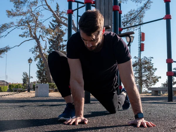 Jovem Caucasiano Espanha Aquecendo Exercícios Antes Iniciar Treinamento Calistenia Parque — Fotografia de Stock