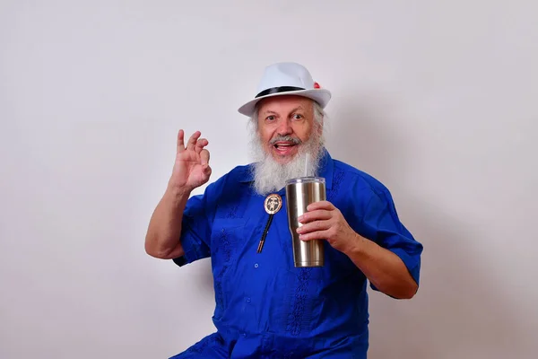 Anciano Feliz Con Sombrero Fedora Blanco Camisa Guayabera Azul Corbata —  Fotos de Stock
