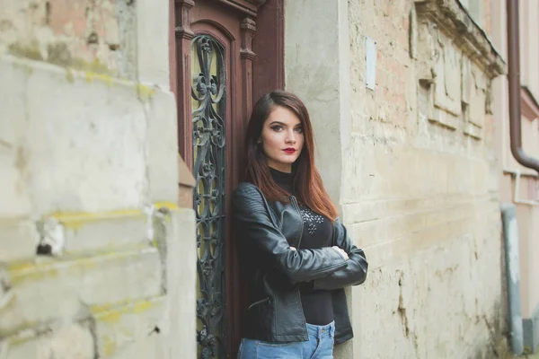 Une Jeune Brune Caucasienne Dans Manteau Cuir Posant Devant Vieux — Photo