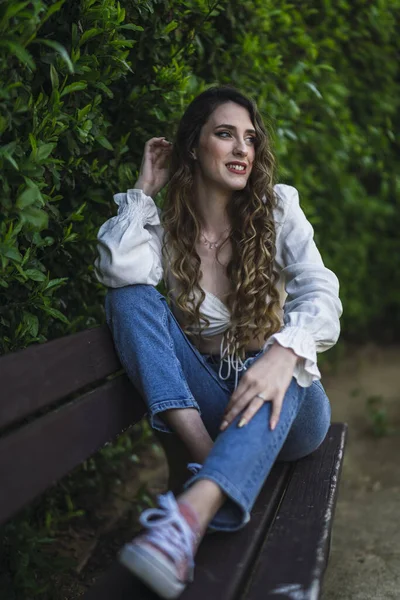 Uma Bela Mulher Caucasiana Espanha Jeans Azul Posando Banco Lado — Fotografia de Stock