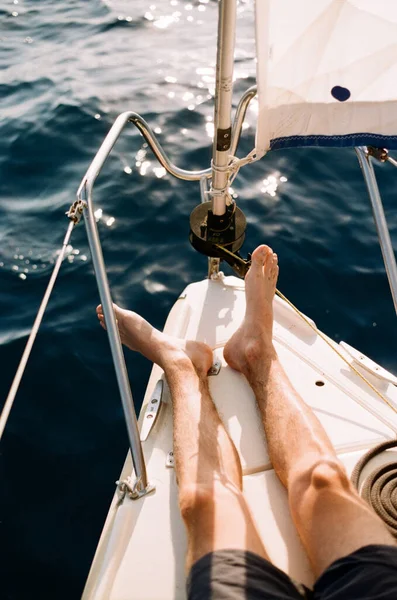 Вертикальний Знімок Ніг Самця Відпочиває Вітрильному Човні Морі — стокове фото