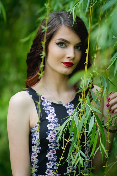 Tiro Vertical Uma Fêmea Morena Vestido Floral Posando Perto Salgueiro — Fotografia de Stock