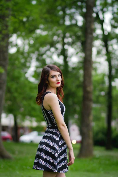 Een Mooie Blanke Vrouw Met Rode Lippenstift Poserend Een Park — Stockfoto