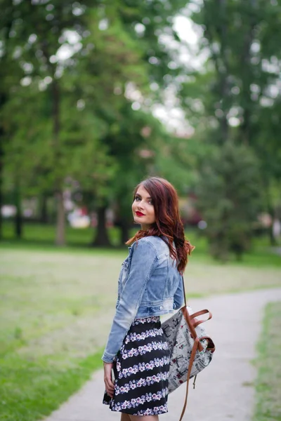 Una Bella Femmina Caucasica Con Rossetto Rosso Posa Parco — Foto Stock