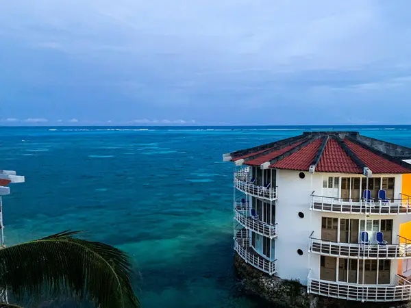 Resort Byggnad Vid Havet Stranden Blå Himmel — Stockfoto