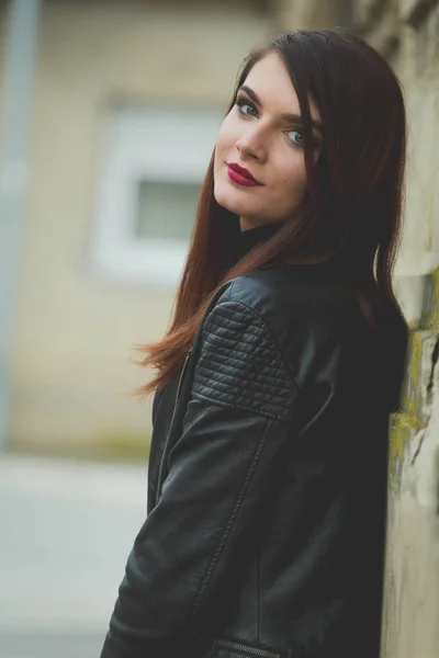 Een Prachtige Blanke Vrouw Met Rode Lippenstift Leren Jas Leunde — Stockfoto