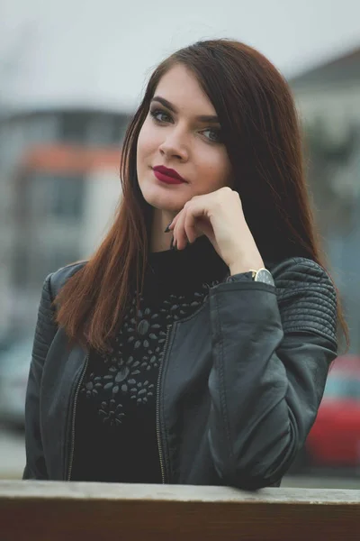 Een Mooie Blanke Vrouw Met Rode Lippenstift Zwarte Leren Jas — Stockfoto