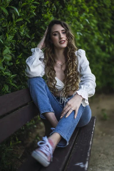 Disparo Vertical Una Hermosa Mujer Española Caucásica Con Top Jeans — Foto de Stock