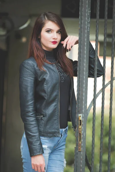 Een Jonge Brunette Vrouw Een Leren Jas Poseren Voor Een — Stockfoto