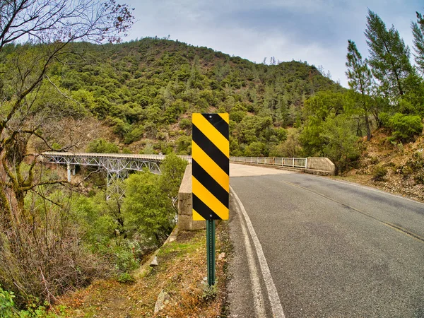 Vista Vicino Cartello Giallo Nero Avvertimento Fronte Ponte Sulla Strada — Foto Stock