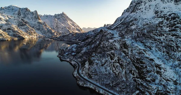 Αεροφωτογραφία Drone Χιονισμένα Βουνά Χρυσή Ώρα Στο Lofoten Νορβηγία — Φωτογραφία Αρχείου