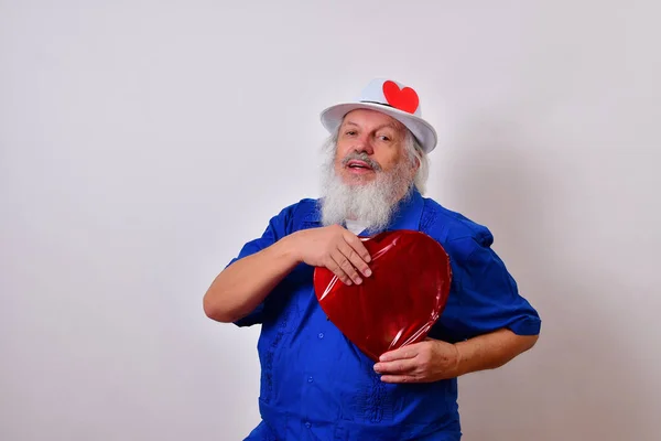 Caballero Maduro Celebrando Día San Valentín Con Corazón Papel Rojo —  Fotos de Stock