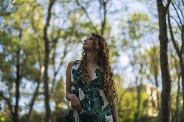 Uma Bela Mulher Caucasiana Espanha Vestido Verde Com Cabelo Ondulado — Fotografia de Stock