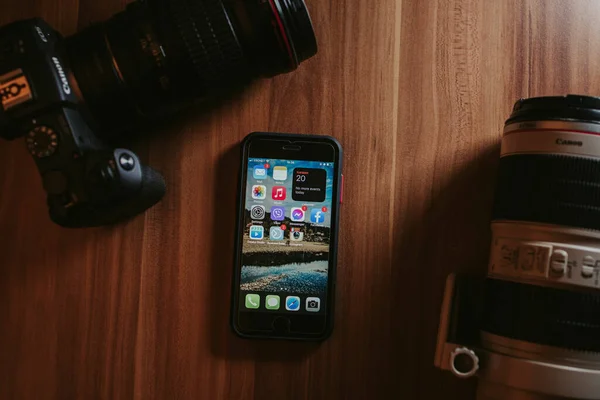 Brcko Bosnia和Herzegovina 2020年10月20日 苹果Iphone 8放在木制桌子上 周围都有摄像头 — 图库照片