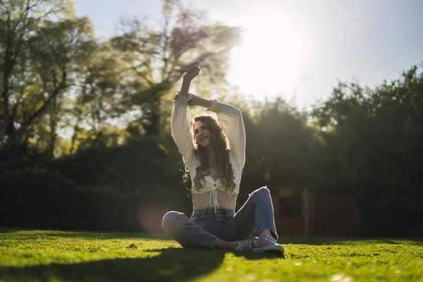 Shallow Focus Shot Beautiful Spanish Caucasian Woman Wearing Top Jeans — стоковое фото