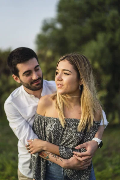 Płytkie Skupienie Młodego Mężczyzny Przytulającego Swoją Dziewczynę Parku Hiszpanii — Zdjęcie stockowe