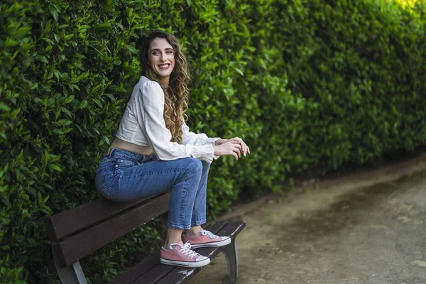 Shallow Focus Shot Beautiful Spanish Caucasian Woman Wearing Top Jeans — Stock Photo, Image