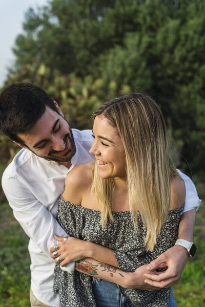 在西班牙的一个公园里 一个快乐的男人抱着他的女朋友 这是一个肤浅的焦点 — 图库照片