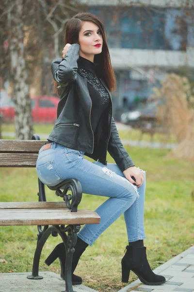 Una Foto Vertical Una Joven Morena Con Abrigo Cuero Posando —  Fotos de Stock