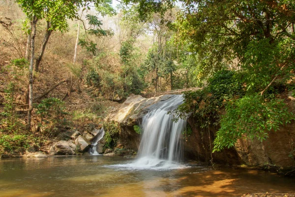 Uma Vista Panorâmica Rio Rochoso Uma Pequena Cachoeira — Fotografia de Stock