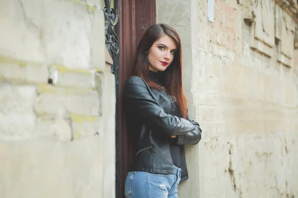 Een Jonge Kaukasische Brunette Vrouw Een Leren Jas Poseren Voor — Stockfoto