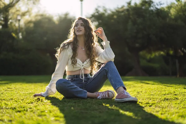 Shallow Focus Shot Beautiful Spanish Caucasian Woman Curly Hair Sitting — 스톡 사진