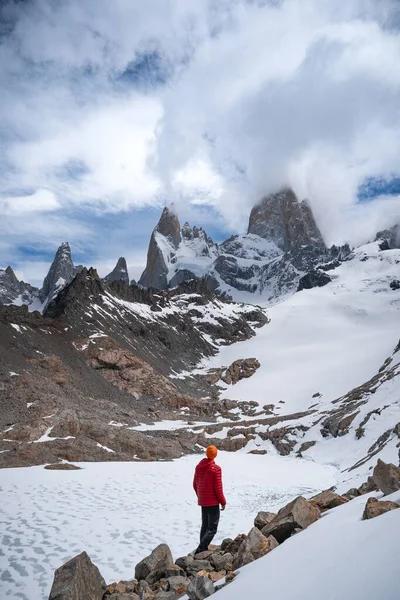 Чоловік Лагуні Лос Трес Fitz Roy Задньому Плані — стокове фото